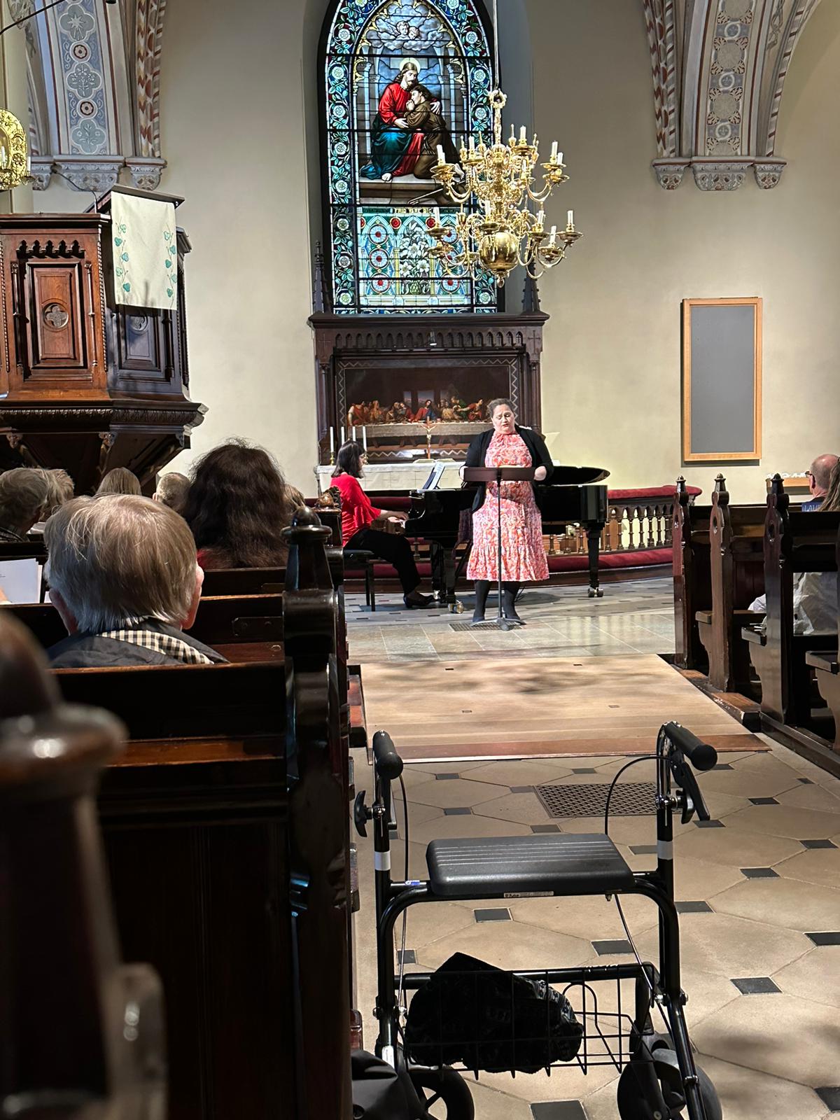 Audience reactions classical performer Ghislaine Dionne live concert